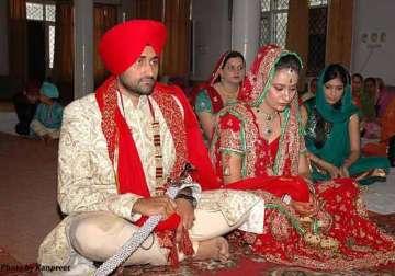 punjabi wedding know why punjabiaan di battery charge rehndi hai