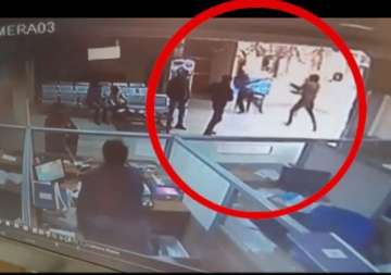 cctv footage 3 robbers looting sbi branch in lucknow in broad daylight