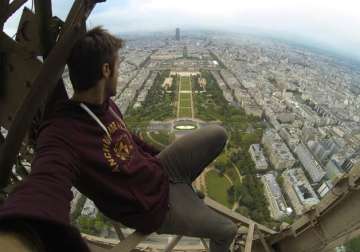 watch video daredevils evade security to climb eiffel tower