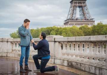 reporter s proposal in front of eiffel tower will make you go aww