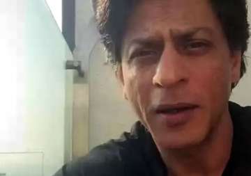 shah rukh khan amazes fans becomes first indian to video tweet watch video