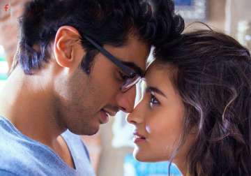 watch alia arjun s getting cozy in 2 states first song offo watch video
