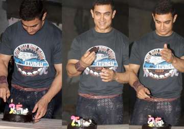 aamir khan rejoices 25 years in bollywood view pics