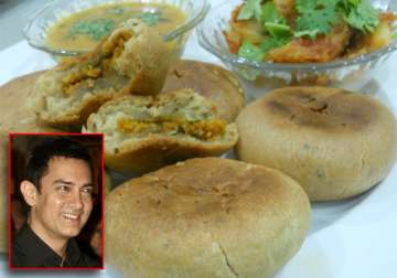 aamir khan tastes litti chokha in bihar