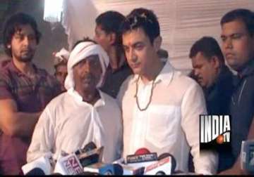 aamir attends wedding of auto driver s son