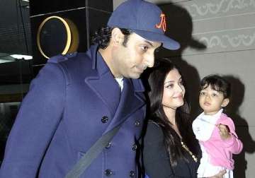 abhishek aishwarya and baby aaradhya return back from dubai holiday see pics