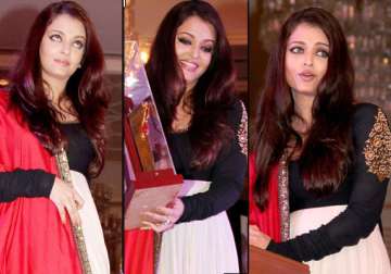 aishwarya rai stuns at giant awards see pics