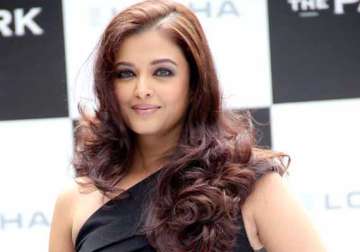 aishwarya lashes out on being called as a senior actress