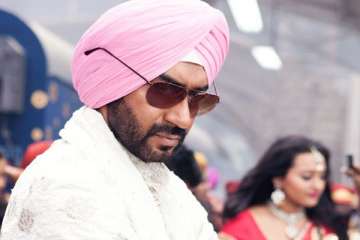 ajay devgn gifts gold chain to fan