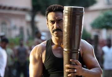 ajay devgn lifts 25 kg weight to show he is the real bollywood hulk