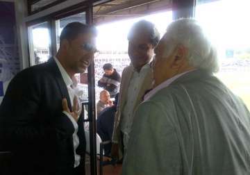 akshay kumar meets farokh engineer at india pak match in birmingham
