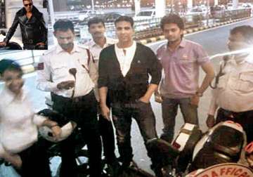 akshay borrows policeman s bike in gurgaon to catch flight to mumbai