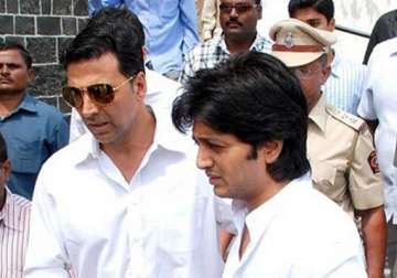 akshay calls on riteish to condole vilasrao s demise