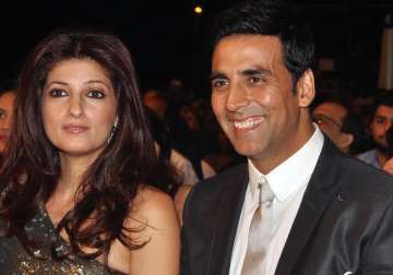 akshay dedicates special chabbis song to twinkle