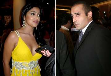 akshaye khanna cozies up with shreya saran