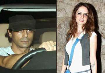 arjun rampal loses cool on being clicked with sussanne abuses photog view pics