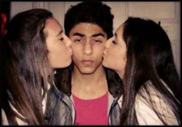 shah rukh khan s son aryan khan kissed by two girls see pics