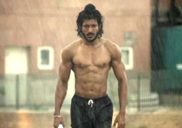 bhaag milkha bhaag mints rs.8.5 crore on opening day