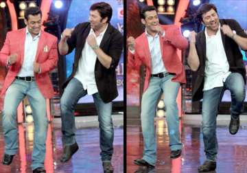 bigg boss 7 sunny deol shook the stage with his signature steps view pics