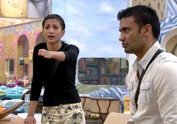 bigg boss 7 sangram put on lie detector test gauhar sofia fight over sangram view pics