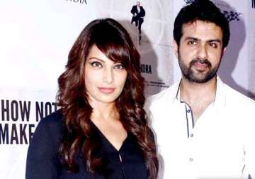 bipasha refrains from commenting on her relationship with harman see pics