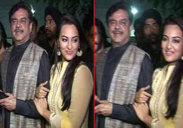 bollywood stars to politicians attend special screening of lootera view pics