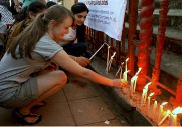bollywood stars light candles at juhu for gangrape victim