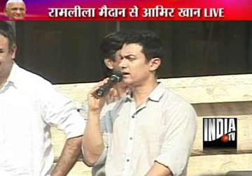 crowd enjoys aamir s mitwaa song at ramlila maidan