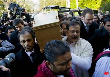 dev anand given a tearful farewell amid rich tributes