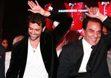 dharmendra asks hrithik to be careful with stunts