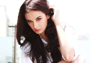 evelyn sharma to star in crime thriller dannk