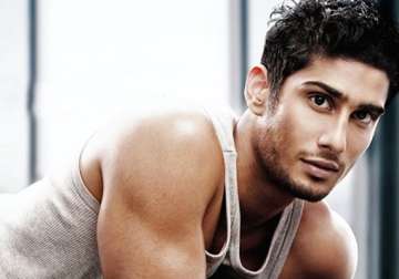 exciting to play with guns do stunts in issaq says prateik babbar