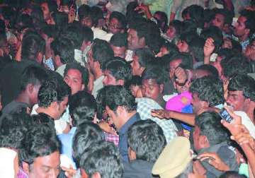 fan dies at junior ntr s baadshah audio launch stampede in hyderabad