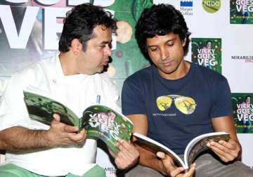 farhan akhtar launches chef vicky ratnani s book see pics