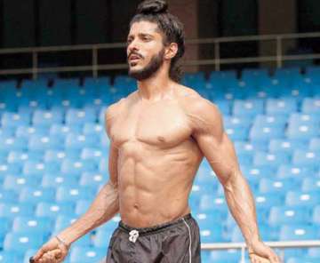 farhan akhtar s daughters weren t impressed by his six pack abs