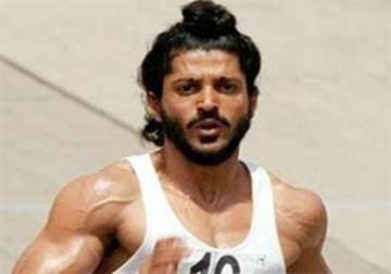farhan s sporty look gets a thumbs up