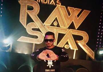 honey singh gifts pure gold lockets to india s raw star contestants