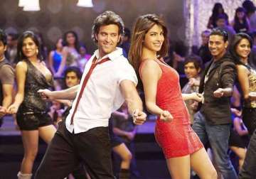 hrithik roshan dances to the tunes of priyanka s i can t make you love me
