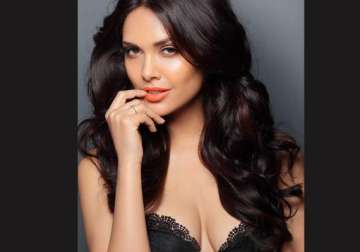 i can t carry film on my shoulders esha gupta