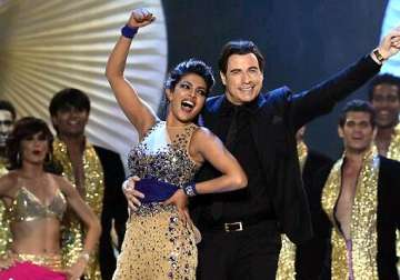 iifa 2014 john travolta shows of his desi dancing skills on tune maari entryiaan see pics