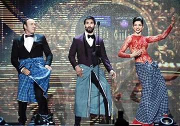 iifa 2014 kevin spacey shakes a leg with deepika padukone on lungi dance see pics