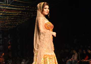 india bridal fashion week 2013 sophie choudhry sizzles at rina dhaka s show