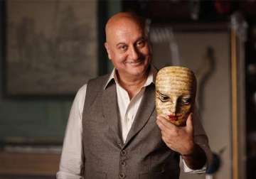 anupam kher wants to interview wife kirron on his show