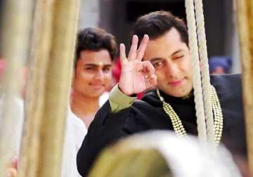 salman khan does outstanding stunt on the sets of prem ratan dhan payo