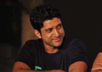 farhan akhtar surprises fans with impromptu gig