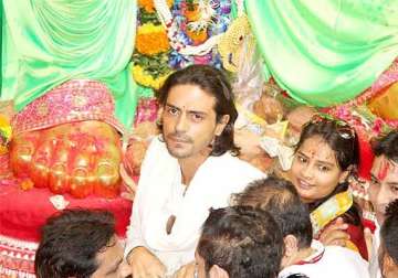 arjun visits lalbaugcha raja to seek blessings for daddy