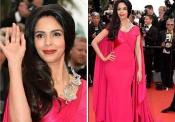cannes 2015 bold mallika sherawat covers up herself on red carpet see pics