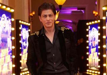 srk shoots at london s madame tussauds for fan