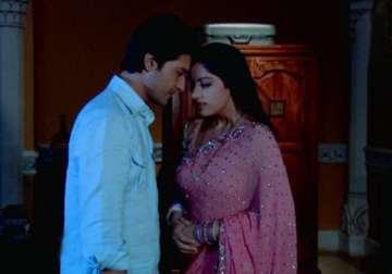 diya aur baati hum sooraj gets romantic with sandhya