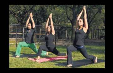 kareena saif doing yoga asanas together